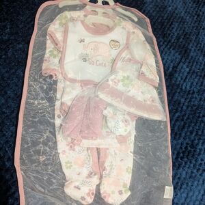 Adorable Baby Outfit Set with Hat and Mittens